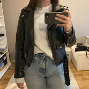 Skinnjacka  - Jackan är från zara, säljer för att den inte riktigt kommer till användning😊 den är i jättefint skick men tyget där inne har dock gått sönder lite men det är inget som syns💖 nypris 500kr