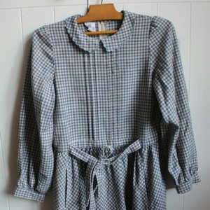 Söt rutig klänning 👗 - Här kommer en supersöt dockliknande klänning som knyts därbak! Med dragkedja i ryggen. Klänningen är i toppskick. Säljs pga. ingen användning. Ganska liten för att vara S!! Skriv om du har några frågor! Möts upp i Sthlm innerstad. 