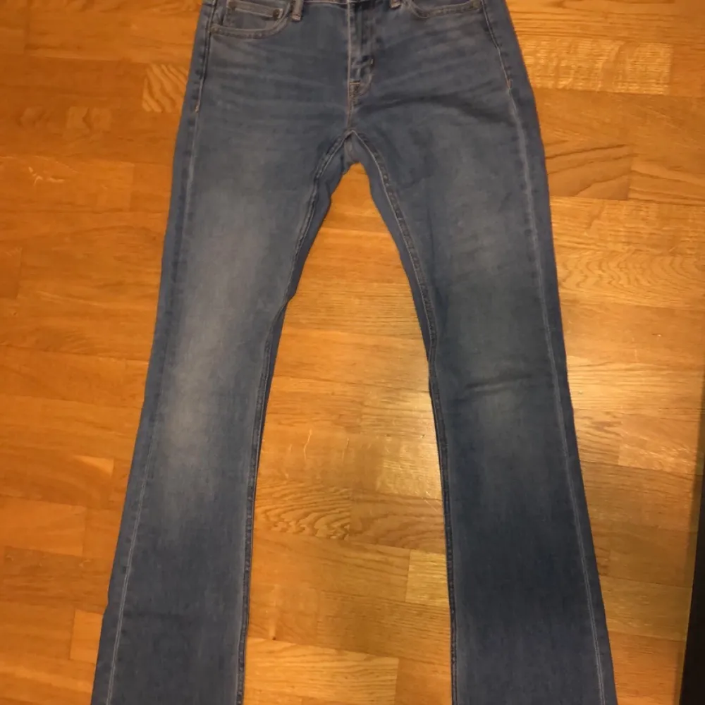 Säljer nu mina älskade lågmidjade bootcut jeans från crocker för att dom har blivit försmå :( jag är 172 cm lång och dom går ner i marken på mig, så dom passar nog dig som är mellan 172-175 ish, dom är jättesköna & jättebra skick. Köpta för 899kr . Jeans & Byxor.