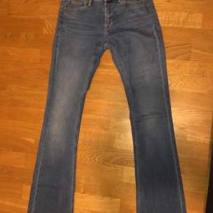 Säljer nu mina älskade lågmidjade bootcut jeans från crocker för att dom har blivit försmå :( jag är 172 cm lång och dom går ner i marken på mig, så dom passar nog dig som är mellan 172-175 ish, dom är jättesköna & jättebra skick. Köpta för 899kr 