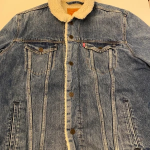 Jacka Sherpa Trucker L - Jacka Sherpa Trucker i fint skick använd ett par ggr.