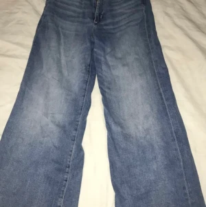 Jeans - Säljer ett par jeans pga att jag växt ur dom. Original pris är 300kr säljer för 100kr💕