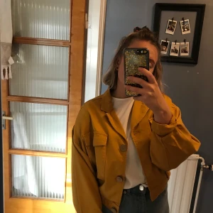 Jacka - Gul, höstig, tunn jeansjacka från pull & bear