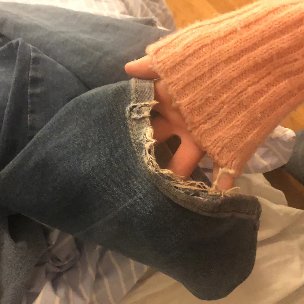 Blåa bootcut jeans från zara. Använda en del och därför slitningarna längst ner på benen baktil💕. Mitt pris är 175kr och i stl 34💞 köparen står för frakten!!💕 . Jeans & Byxor.