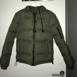 D brand jacka khaki grön XS - Sparsamt använd grön D brand jacka i strl XS, använd en vinter :)