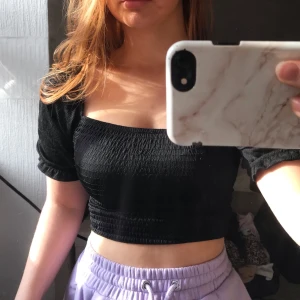 Topp - Gullig topp från Gina Tricot, mycket bra skick🥰