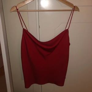 Topp - Superfint topp med så fin urringning!💓 storlek 38 men funkar även på 36, köparen står för frakten