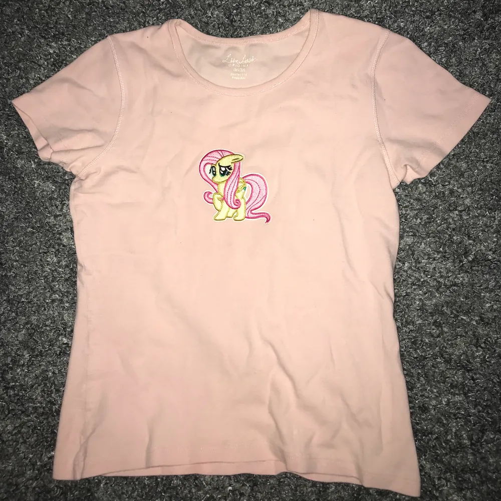 Skön o supersöt rosa T-shirt med Fluttershy på🥺🥺 frakt 22kr💓. T-shirts.