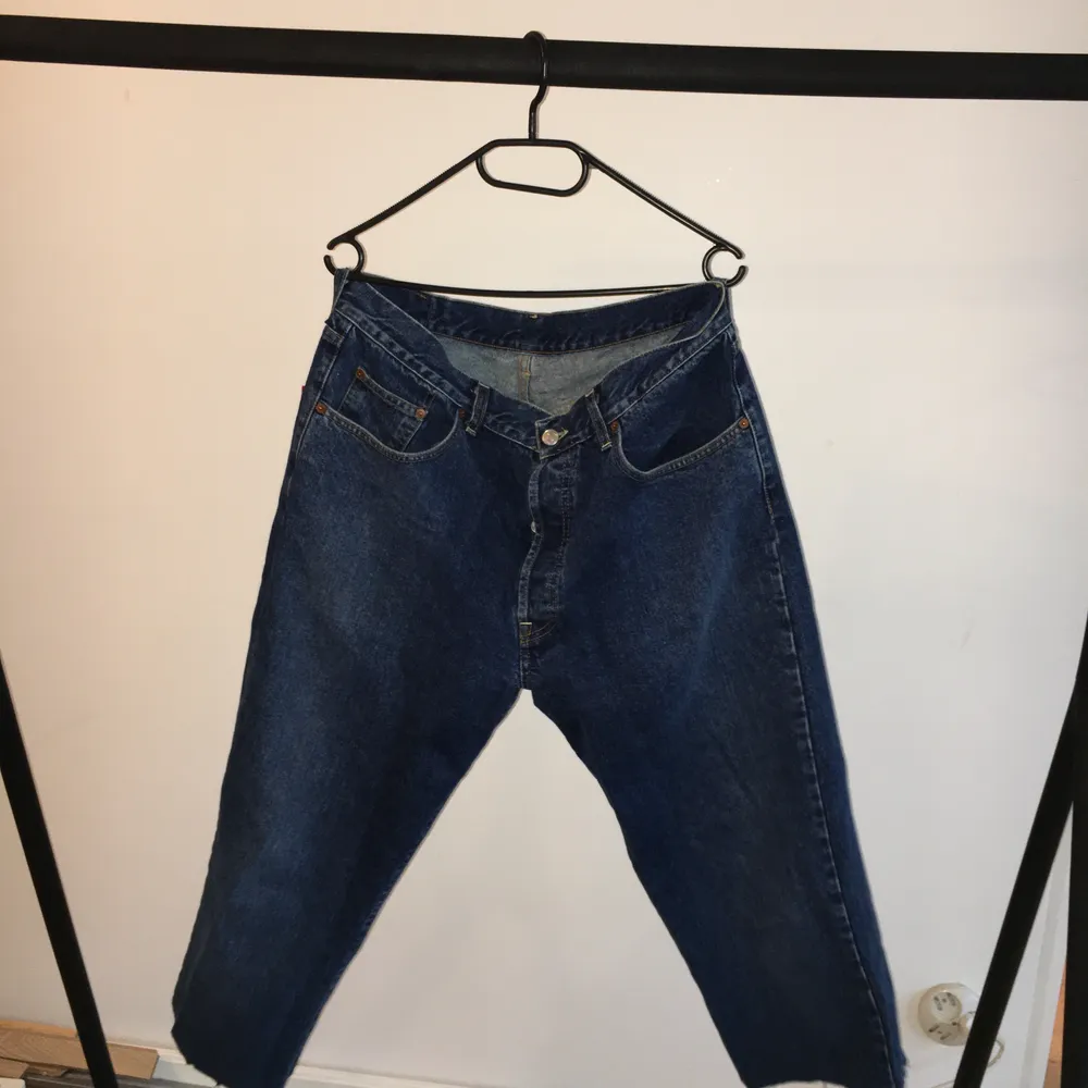 Avklippta baggy jeans, blåa, ingen dragkedja utan knappar!! . Jeans & Byxor.