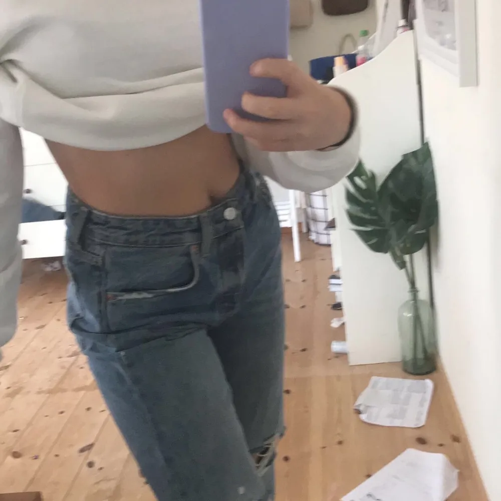 Jeans från Zara. Frakt tillkommer. Jag är 167 cm 💜. Jeans & Byxor.