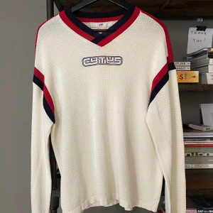 Eytys tröja i storlek S/SX - superfin eytys tröja! Inprincip oanvänd. Jag är 172 och den är lite over sized men passar nog de flesta storlekarna då den är elastisk!  Orginalpris 2400.    priset kan diskuteras! 💖💕💞