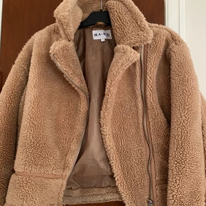 NA-KD - En Teddy jacka från nakd. Dock ett litet ”brännmärke” men det syns knappt. 