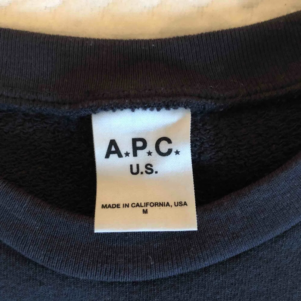 En cool Apc tröja i bra skick, köparen står för frakt☺️. Hoodies.
