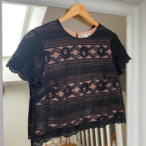 Crop top Zara - Säljer denna superfina blus från h&m i stl S. Kan bjuda på frakten vid smidig affär❤️