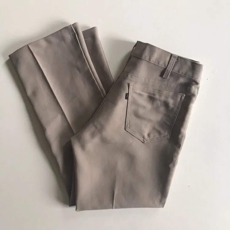 Säljer mina favorit byxor 😢 skit snygga vintage från Levis, har en liten skavank (se bild 3) men annars är dem i bra skick! Har sytt upp dem så passar på en som är 158-165cm ish. Jeans & Byxor.