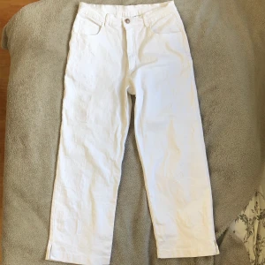 vita högmidjade raka jeans - pris kan diskuteras, skickar fler bilder om det så önskas💖 köpta för 250kr