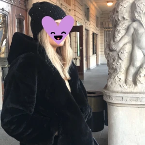 Svart päls jacka - Svart jacka i fakepäls, super skön och varm framförallt! Stl 38