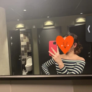 Söt tröja - Säljer denna randiga jätte fina tröja då den inte kommer till andvändnig❤️ köparen står för frakten 