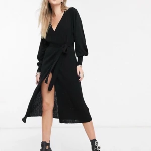 Supersnygg stickad klänning i storlek 38, slutsåld i butik - Supersnygg stickad klänning från Asos. Aldrig använd och kan inte skicka tillbaka då den är utsåld för svenska marknaden och fick en vän från UK att skicka den.