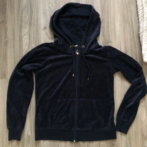 Mjukisset från Cubus - Marinblått mjukisset i velour från Cubus i fint skick. Hoodie i storlek M och byxa i storlek S. 75 kr del eller båda två för 150 kr. Kan mötas upp i Stockholm! Annars står köparen för frakten 💗