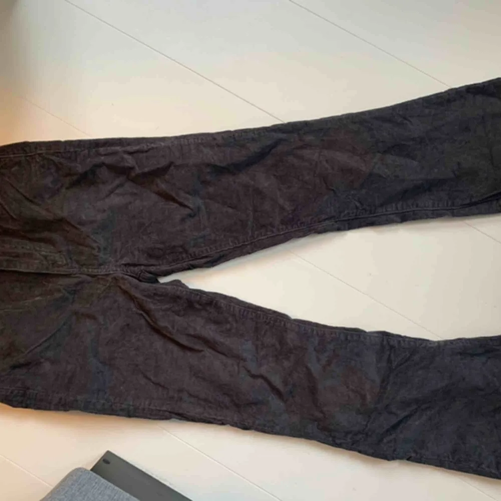 Manchester byxor i mörkgrå från Urban Outfiters märkte BDG. Är i bra skick. . Jeans & Byxor.