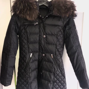 Rockandblue - Rock and blue beam mid i fint skick, varsamt använd en vinter i strl 32, äkta päls                                                    Pris kan diskuteras