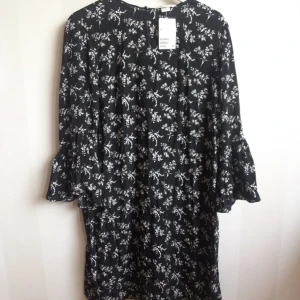  - Klänning från H&M i storlek 44 med prislapp kvar