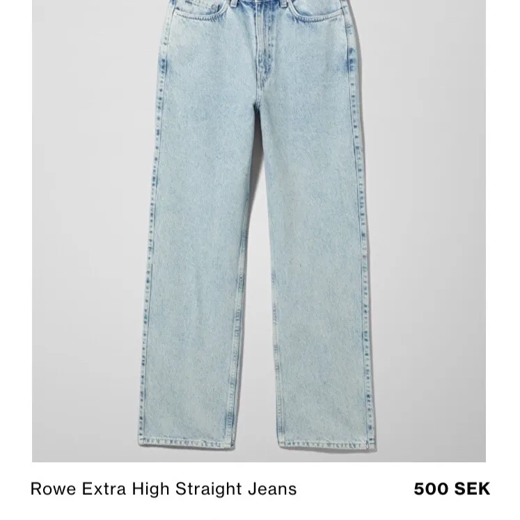 Säljer mina ljusblåa weekday byxor i modellen Row. Använda ett få tals gånger så är i väldigt gott skick! Säljer pågrund av att jag längre inte använder blåa jeans. Storleken är 29/32 så passa mig bra i längden och är 169. Skickar önskade bilder och köparen står för frakt💗💗. Jeans & Byxor.