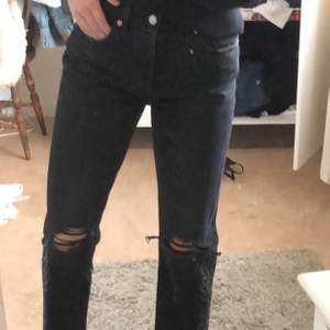 Svarta jeans med silver detaljer nertill, hål vid knäna. W.25 L.26. 300 kr inklusive frakt :))