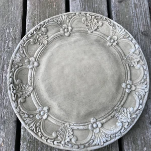 Fat/fågelbad/ljusfat  - Ett gjutet fat (32x32)