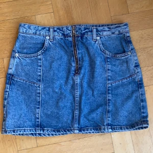 Urban outfitters jeanskjol - Väldigt fin/ cool jeanskjol från UO. Som ny. Köparen står för frakten 🌸