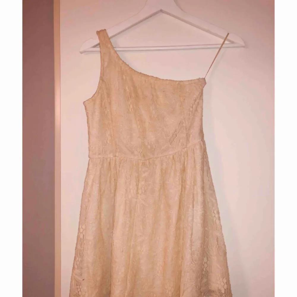 Superfin vitmönstrad klänning ifrån stradivarius. Fint skick. 200 kr inklusive frakt. Klänningar.