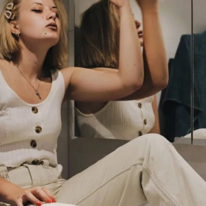  - Ett benvit linne med bruna knappar fram i bomullstyg från H&M. Orginalpris 99kr, linnet är använt en gång och är därför i nyskick