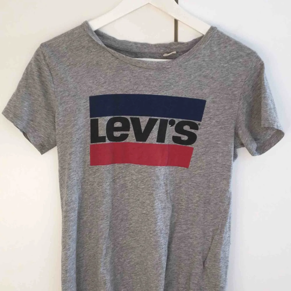Hel och ren Levi’s t-shirt i storlek XS men passar även S. Säljes pga att det inte är min stil längre. Kan mötas upp runt Växjö/Åseda/kosta men kan även skickas! Frakt tillkommer i sådana fall ❣️✨✨. T-shirts.