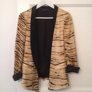 Jättefin tigermönstrad kavaj från Zara. Aldrig använd.  - Jättefin tigermönstrad kavaj från Zara. Aldrig använd. 