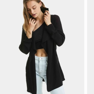  - Rita jacket från Bikbok (svart). Googla för fler bilder