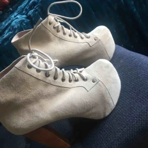  - Sparsamt använda jeffrey campbell i storlek 38. Köpare står för frakt om dom ska skickas