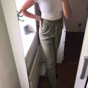  - Gröna assnygga & sköna byxor från Bik Bok med bälte i midjan. Finns att hämta i Östersund annars står köparen för frakten💕