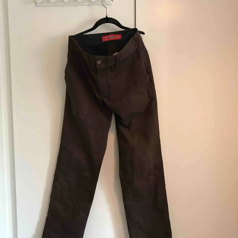 Bruna byxor från Dickies, storlek 31x32. Lite slitna i och med skateboardåkning. Frågor? Skicka ett meddelande så ska jag svara så snabbt jag kan.. Jeans & Byxor.