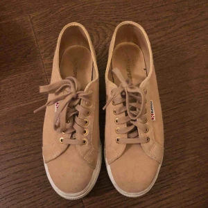 Superga skor  - Skor från Superga i storlek 39. Sparsamt använts och inköpta för 800kr. 