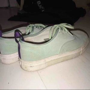  - Ljusgröna Eytys mother suede! Supersnygga, lite smutsig sula men går att tvätta bort annars som helt nya! Använda 1 gång. 