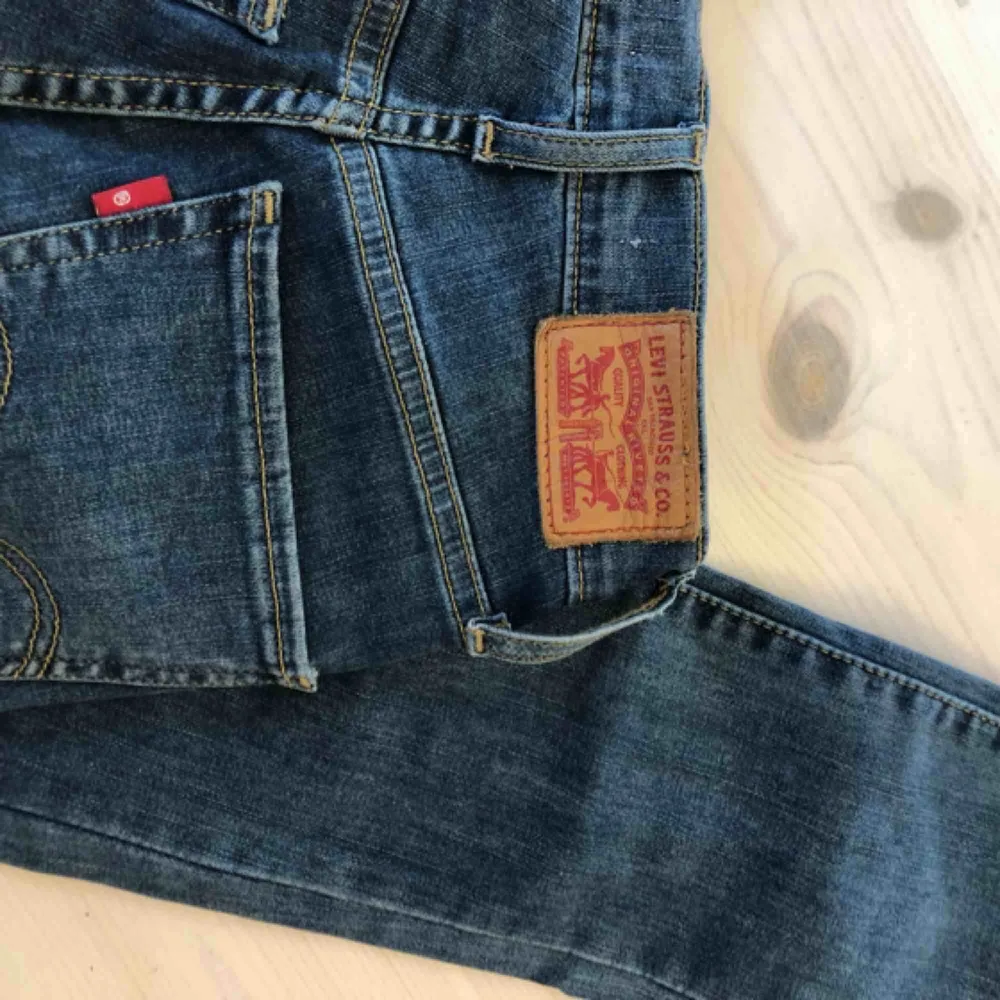 Levis jeans, hög midja, sparsamt använda. Säljes på grund av för små :-/ Köpare står för frakt. . Jeans & Byxor.