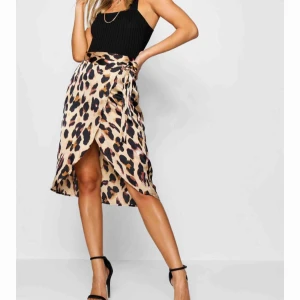  - Säljer denna superfina kjolen från boohoo då den aldrig kommit till användning. Den är i superfint skick💗 priset är inkl frakt