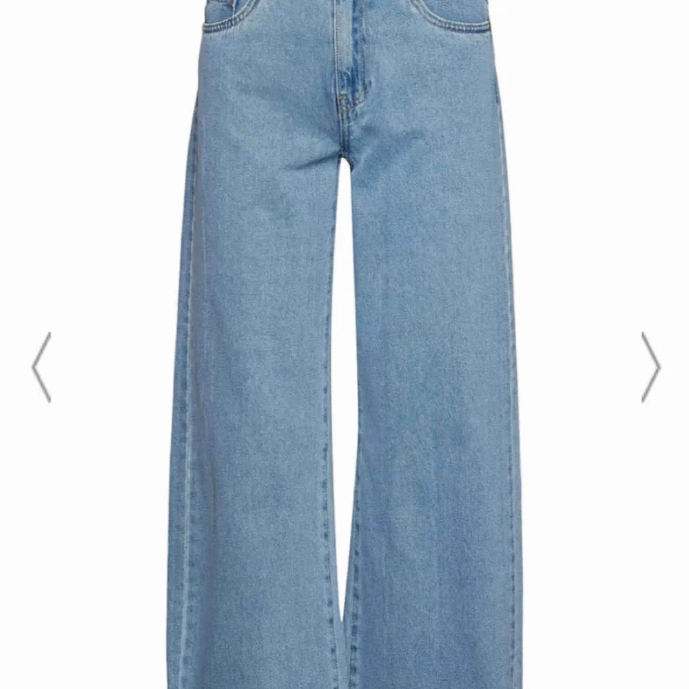 Helt nya vida jeans med lappar kvar från only . Jeans & Byxor.