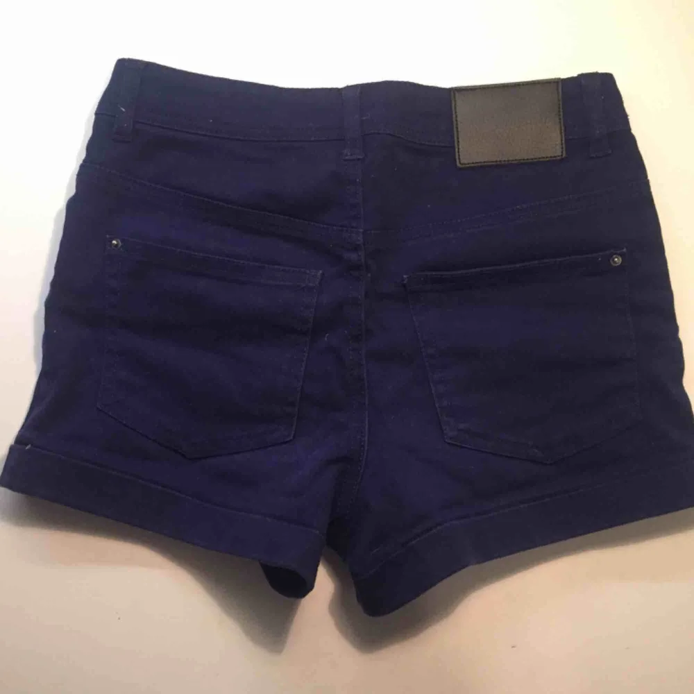 Mörkblå shorts från RedLabel. Säljer ett par likadana ljusare också. 🦋. Shorts.