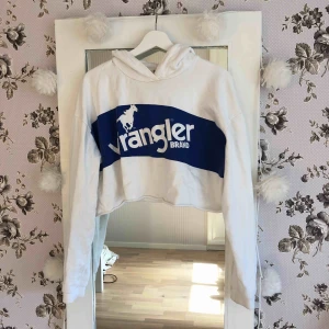  - Croppad hoodie från wrangler, frakten ligger runt 60kr och den står köparen för 
