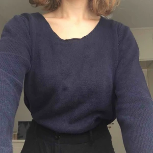  - Jättefin mörkblå tröja som ser typ virkad ut (fel ord men vet ej?). Ej hittat nypris men tror det är åt det dyrare hållet. Superfint skick. Lagad på ett jättelitet ställe vid ringningen, syns knappt. Möts upp i Sthlm eller skickar mot frakt