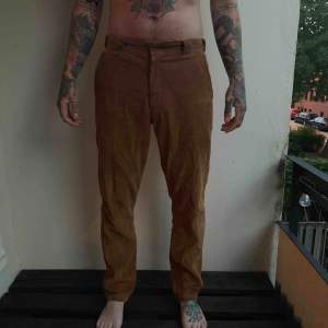 Säljer ett par Dickies x Carlings i brun/kamel färgad manchester, inga fläckar eller slitningar. Nypris ca 600 har jag för mig. Köparen står för frakt. Swish!