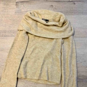  - En mysig stickad off shoulder tröja från bik bok som är i en jättefin färg! Kommer tyvärr inte till användning, bara använd 1 gång🥰 Köparen står för frakt💕skriv för mer information