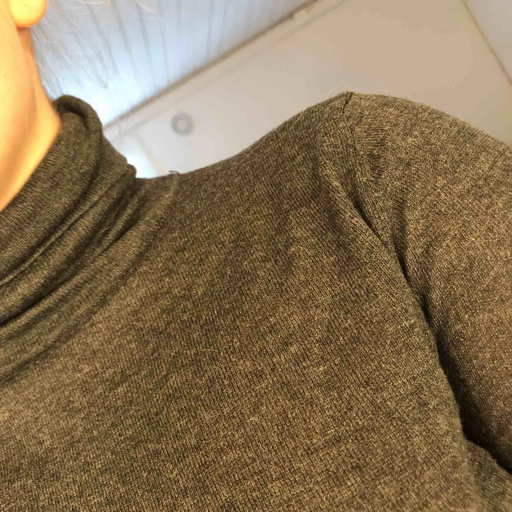 Långärmad mörkgrå tröja med krage från Zara, Storlek S. Tröjor & Koftor.